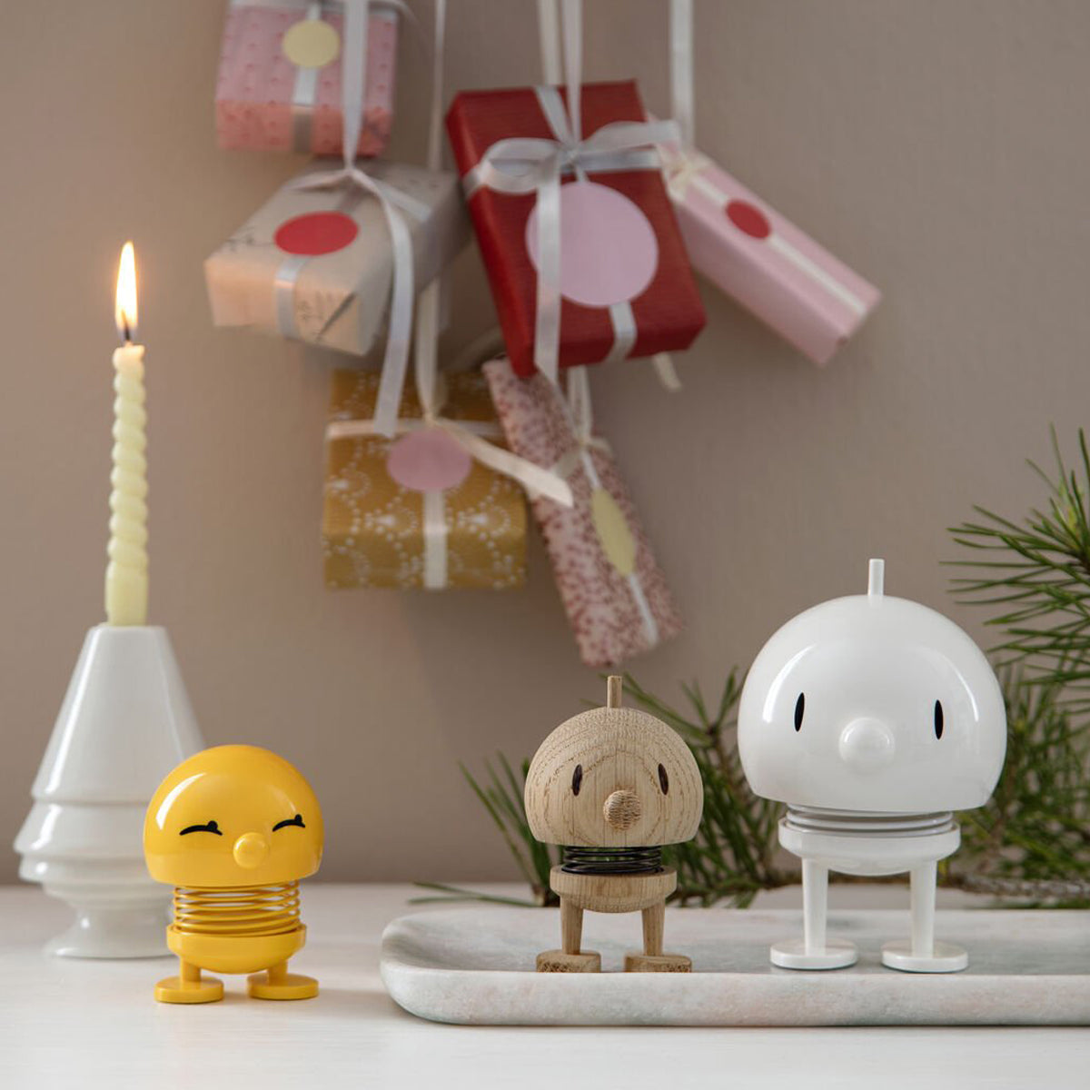 Hoptimist Small IQ Bumble – Bianco, 7 Cm, Con Cappello Dello Studente E Adesivi
